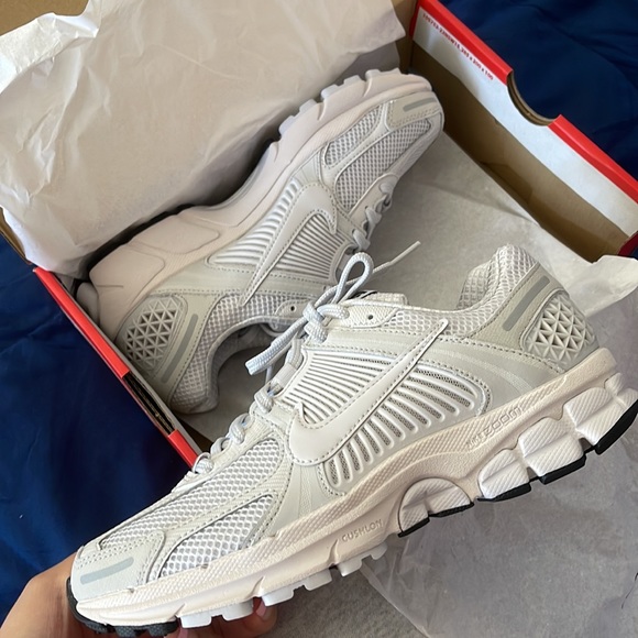 BRAND NEW NIKE VOMERO 5 - Picture 3 of 3